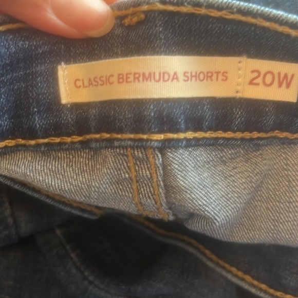 Levi CLASSIC BERMUDA WOMEN'S SHORTS (PLUS SIZE) Women's Denim Shorts Size: 20 W - Picture 11 of 12